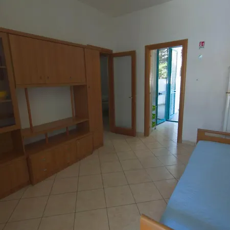 & La - Πανσιόν 3*